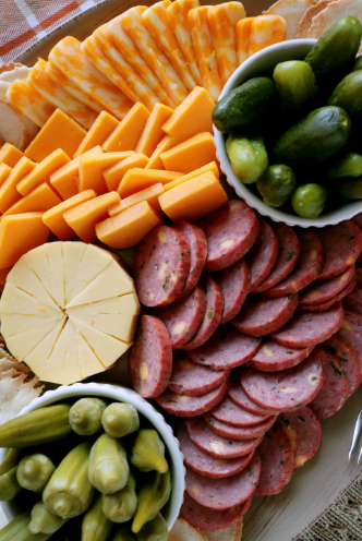 SAUSSAGE AND CHEESE PLATTER